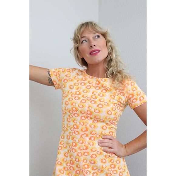 1960's Vintage Marigold Floral Mini Dress ~ Women's XS SM 70's Retro Mod Short - Picture 2 of 10